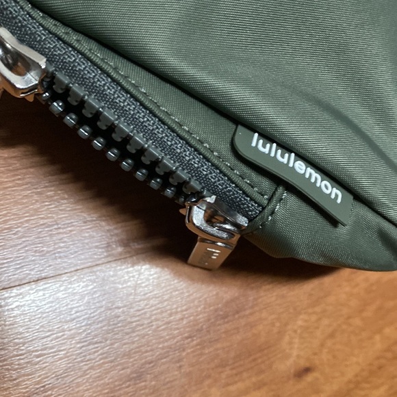 ❤️ Lululemon Large Everywhere Bag in Grey Sage New With Tags - Picture 3 of 6